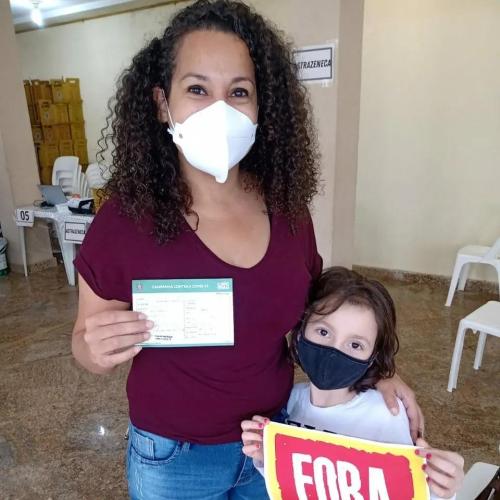 Débora Camilo (PSOL) toma a segunda dose da vacina, contra covid-19, acompanhada de sua neta