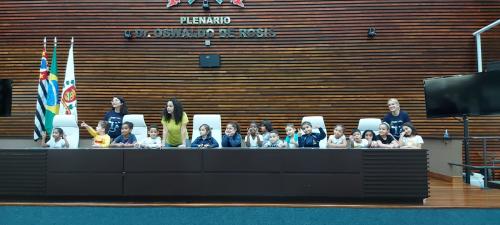 Alunos da Escola Social Marista a ocupam a Câmara de Santos com Débora Camilo (PSOL)