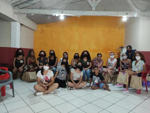 Débora Camilo participa de distribuição de absorventes e roda de conversa sobre dignidade menstrual com o coletivo Fortalecer Mulheres