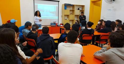 Débora Camilo participa de roda de conversa com alunos da UME CIDADE SANTISTA