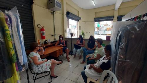 Débora Camilo (PSOL) visita a Lavanderia 8 de março com a vereadora Telma de Souza (PT)