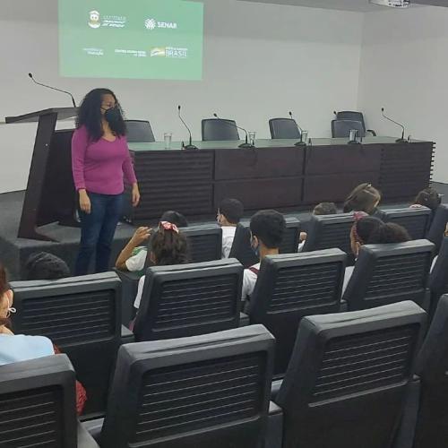 Débora Camilo recebe as crianças da UME Colégio santista na Câmara de Santos