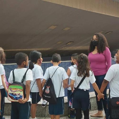 Débora Camilo recebe as crianças da UME Colégio santista na Câmara de Santos