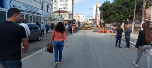 Débora Camilo vai à Rua Campos Melo fiscalizar obras do VLT