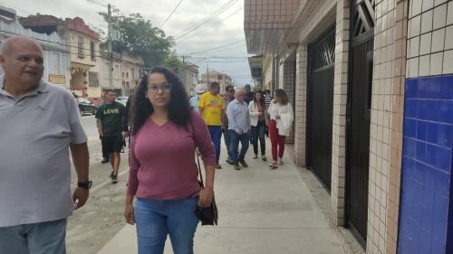 Débora Camilo visita obra do VLT com promotora e com os moradores