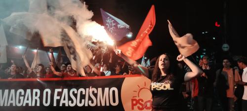 Povo vai às ruas em resposta aos atos golpistas em Brasília