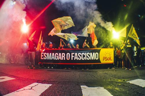 Povo vai às ruas em resposta aos atos golpistas em Brasília