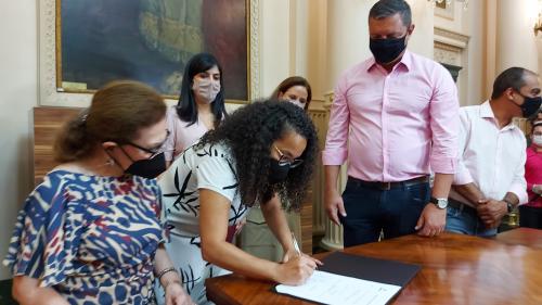 VITÓRIA! Projeto de autoria da vereadora Débora Camilo que garante dignidade menstrual, foi sancionado!